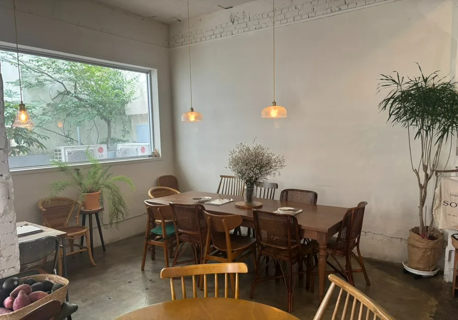 ソボ — 木のテーブルが並ぶ店内