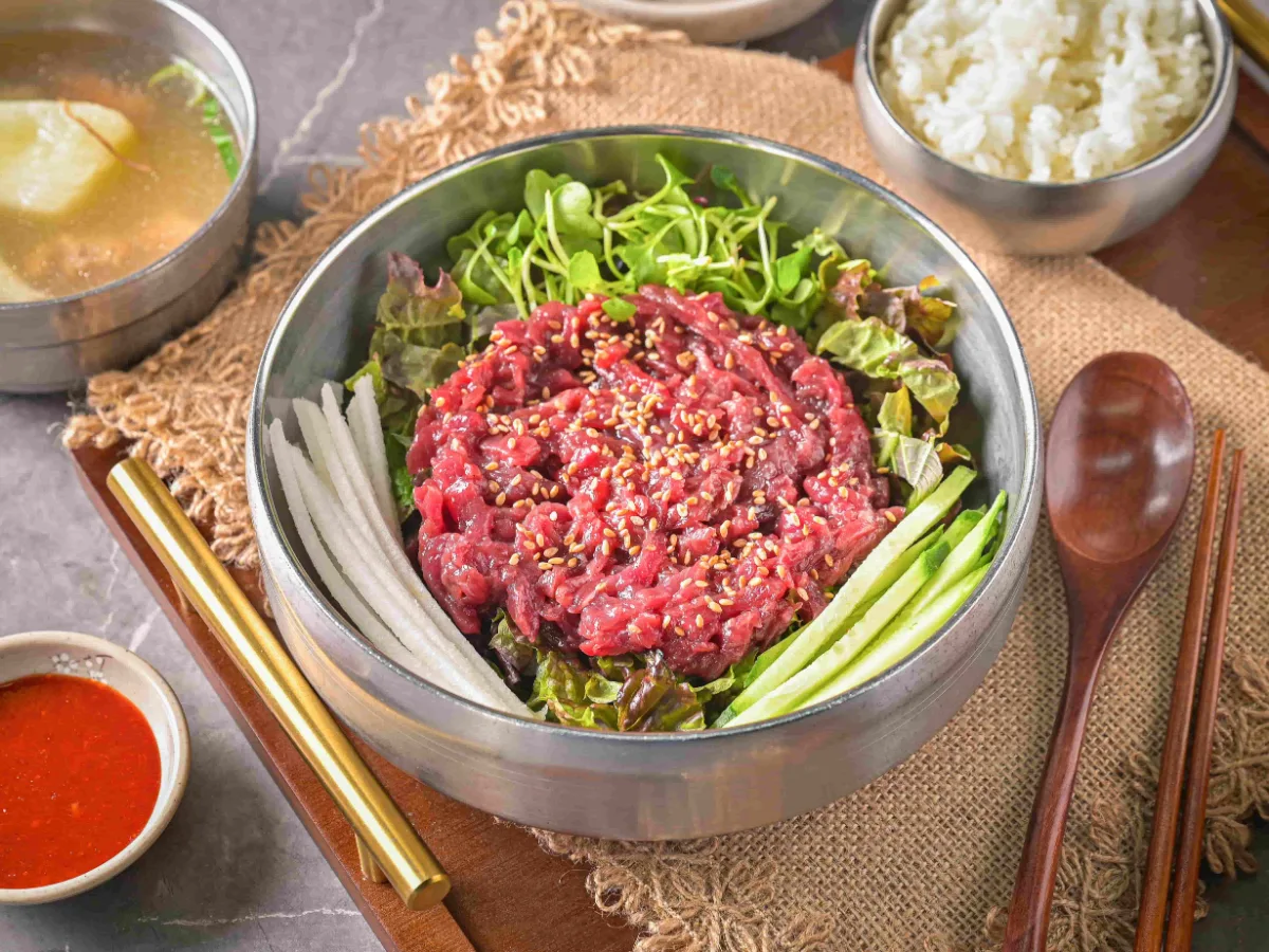 ユッケをのせたビビンバと牛肉のスープ