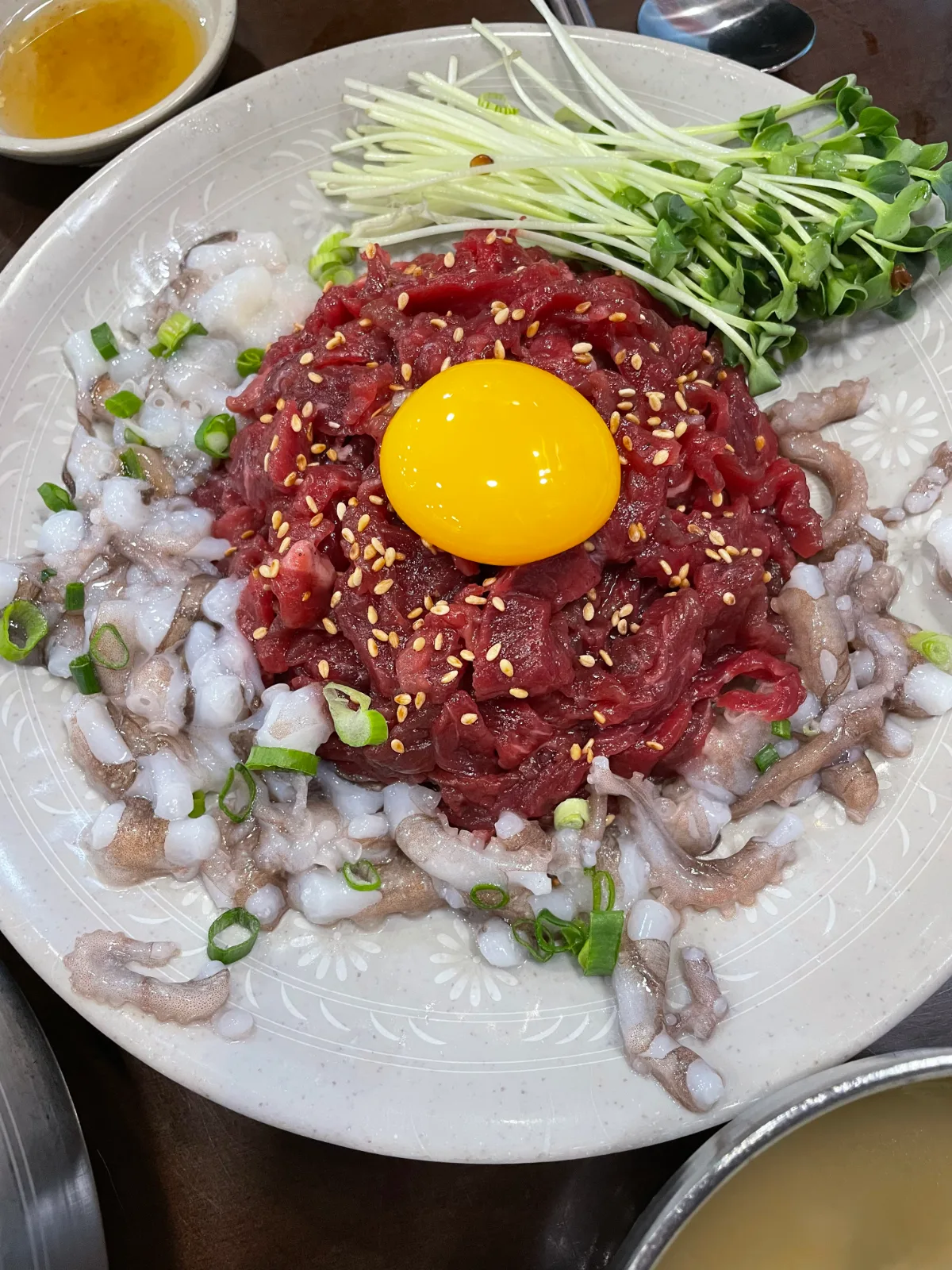 ユッケと刻んだテナガダコを合わせた一皿