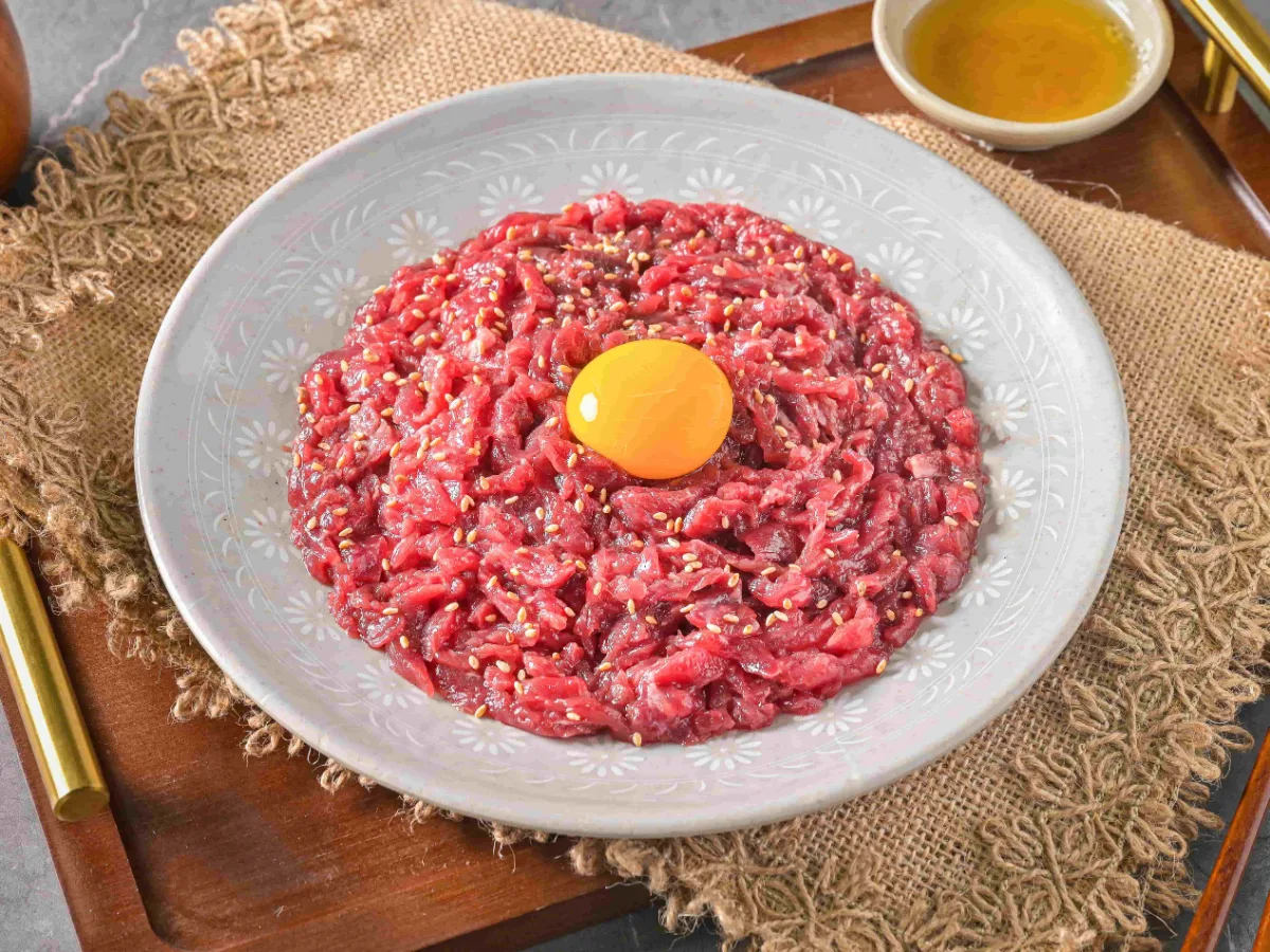 白い皿に盛ったユッケと卵黄