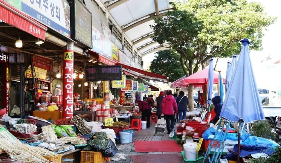 釜田市場 — 乾物の店と露店が並ぶ通り