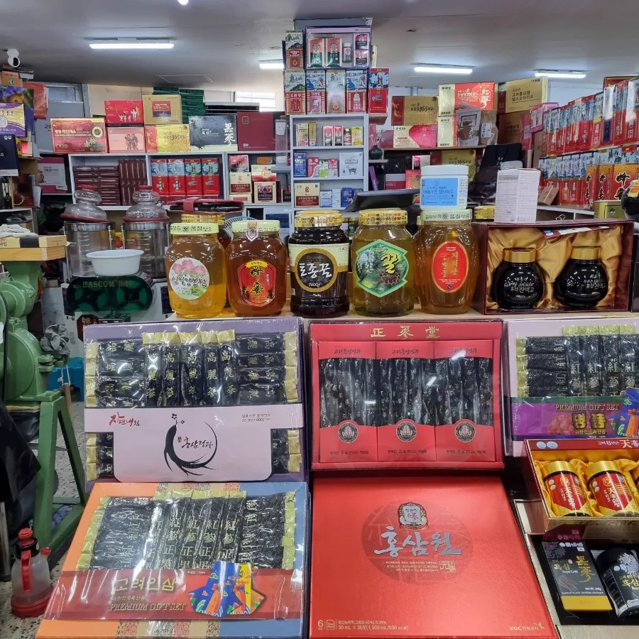 紅参やはちみつ漬けの人参が並ぶ人参市場の店