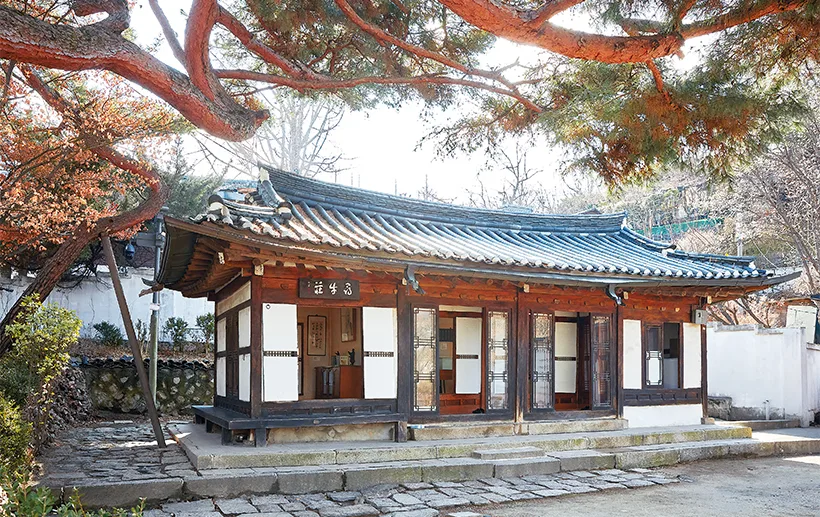瓦屋根と縁側が見える尋牛荘