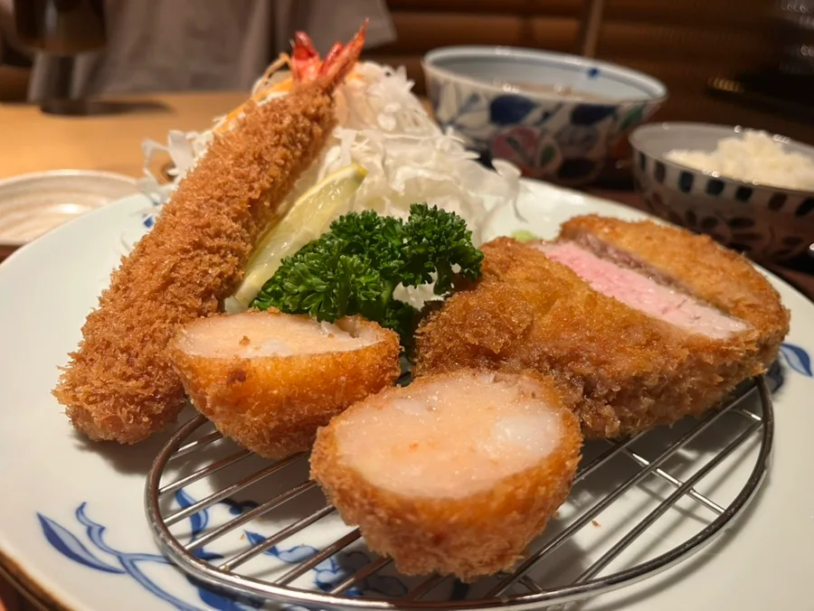 大エビフライとエビカツ、ロースカツの盛り合わせ