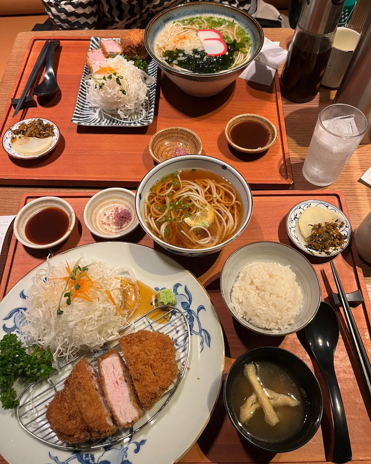文治郎 サウンズ漢南店 — カツと麺が並ぶ二人分の食卓