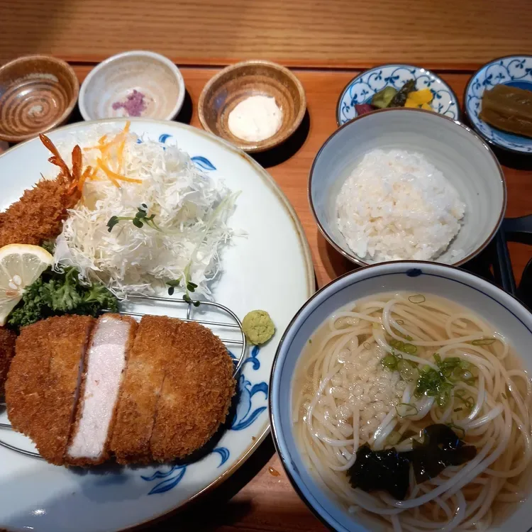 カツとエビフライ、温うどん