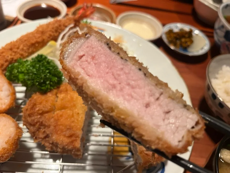 衣と肉の断面が見えるカツ