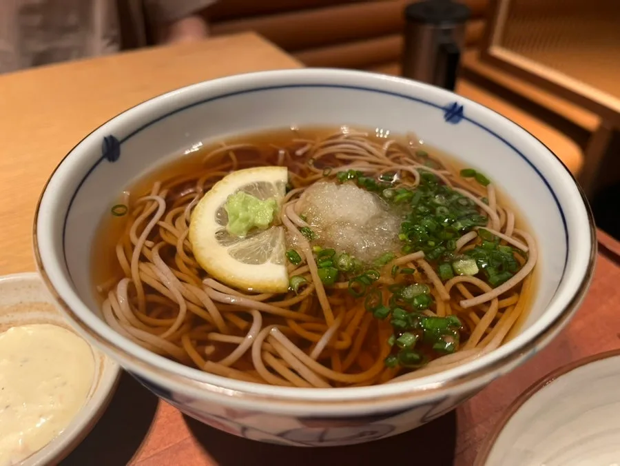 レモンと大根おろしをのせた陣川の冷たいそば
