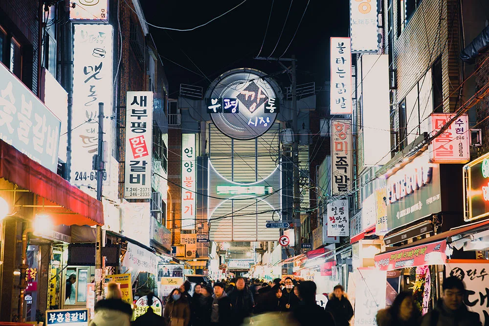 灯りがともる夜の富平カントン市場の入口