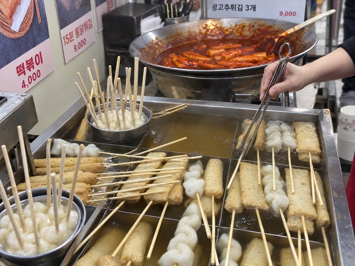 オムクの串とトッポッキが並ぶ屋台