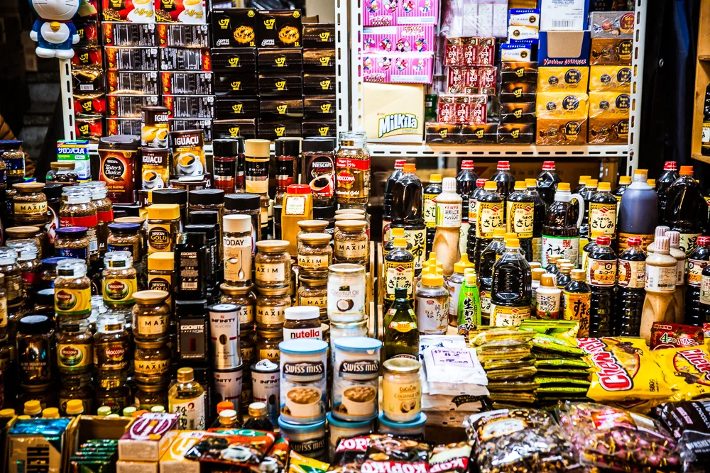 輸入菓子や缶詰がぎっしり並ぶ店
