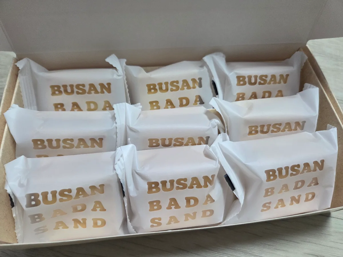 白い個包装に「BUSAN BADA SAND」と書かれたサンドクッキーが9個並ぶ箱
