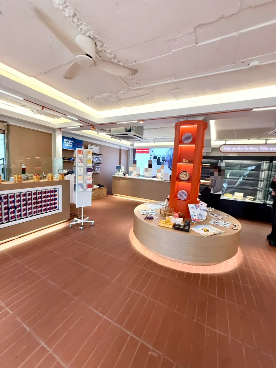 釜山パダサンド 本店 — 赤い柱と丸いグッズ売り場