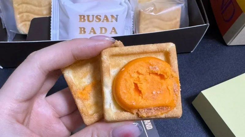 釜山パダサンド 本店 — オレンジ色のクリームを挟んだクッキー