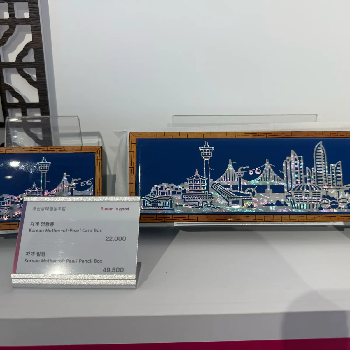 釜山の街並みを描いた螺鈿の箱