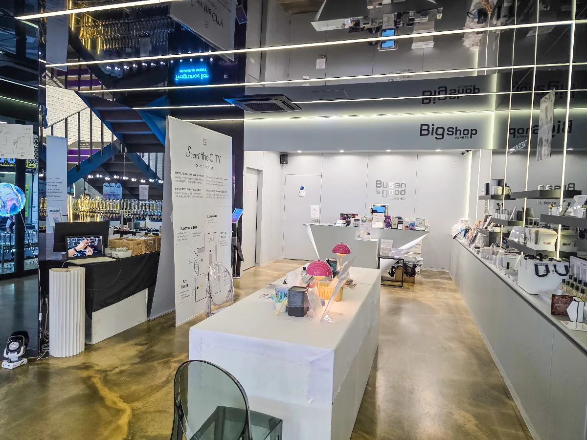 BIG shop — 鏡張りの天井と雑貨の陳列台