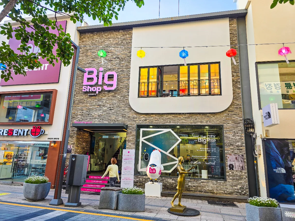 BIG shop — ピンクのBIG看板とプギの像