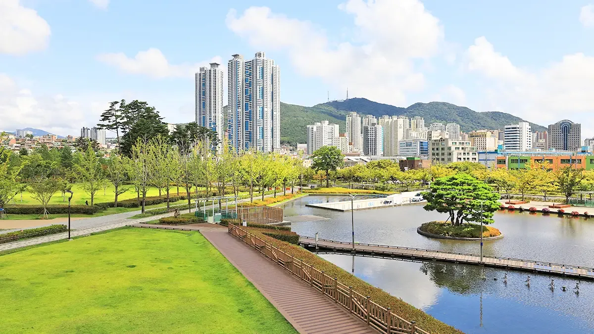 釜山市民公園 — 池と芝生が広がる公園