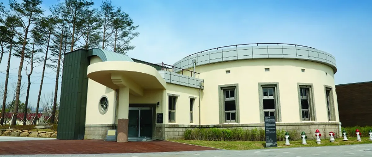 釜山市民公園 — 丸い壁と庇が特徴の歴史館