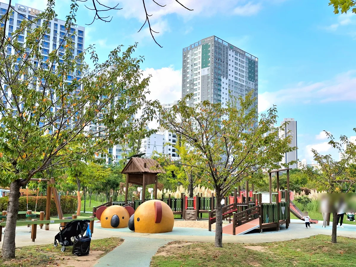 釜山市民公園 — コアラの遊具がある遊び場