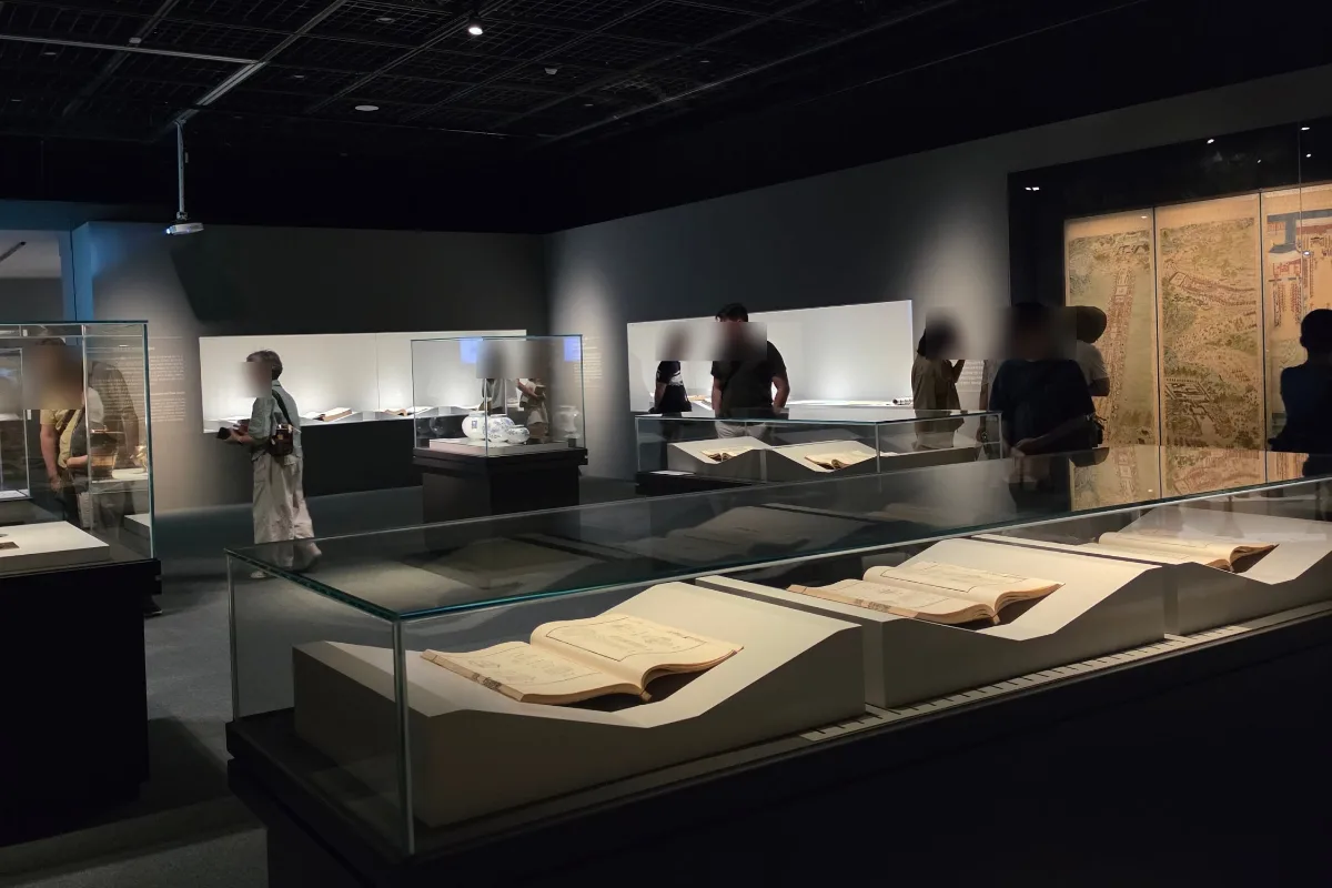 古書が並ぶガラスケースの展示室