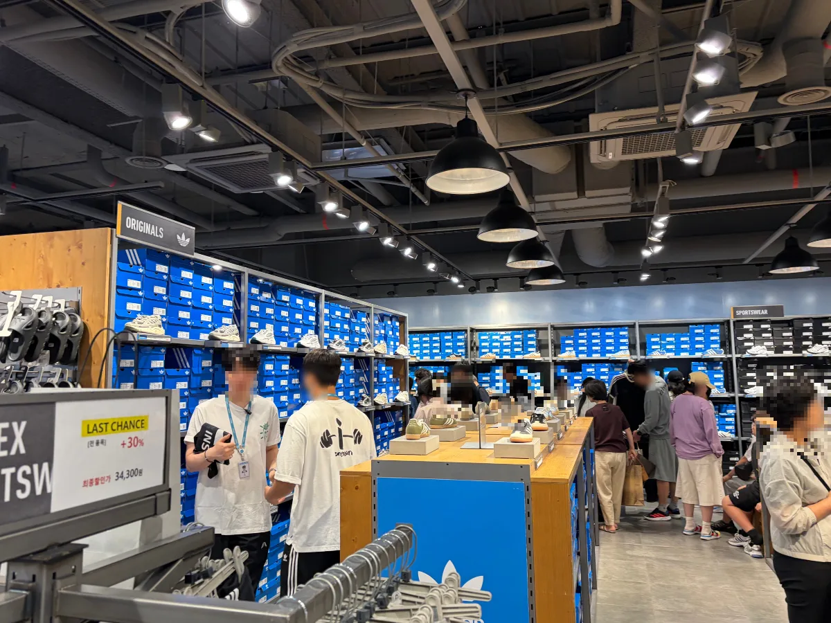 アディダスの靴と青い箱が並ぶ売り場