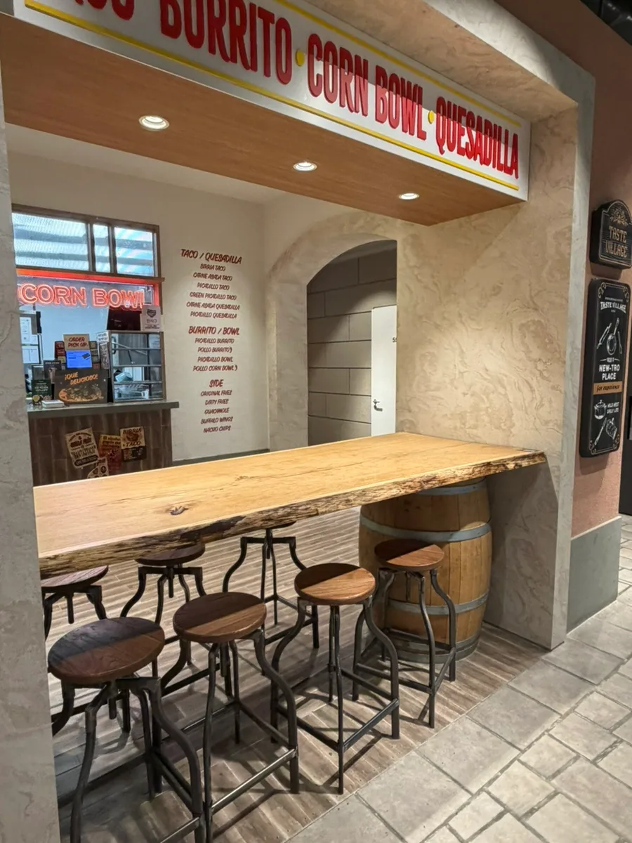 タコス店の木製カウンターと丸椅子