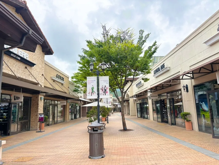 街路樹とショップが並ぶ石畳の通り