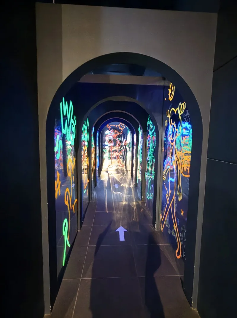 光る絵が続く館内の通路