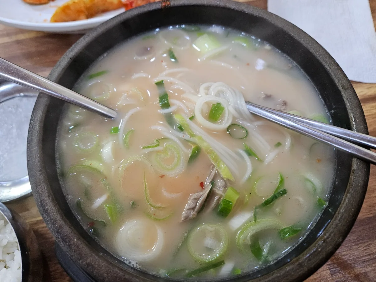 そうめんとねぎが入った白いソルロンタン