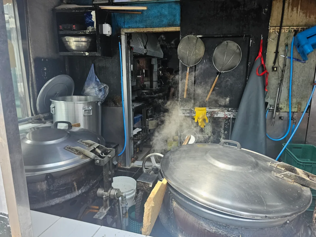 店先で湯気を上げる大釜