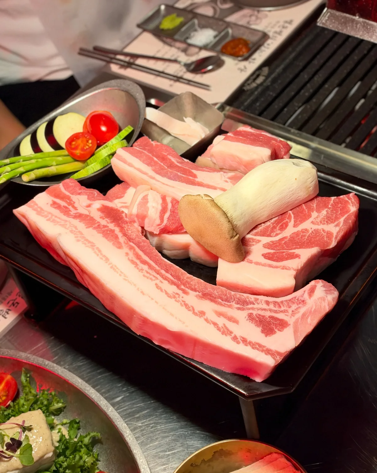 焼く前の豚肉と野菜