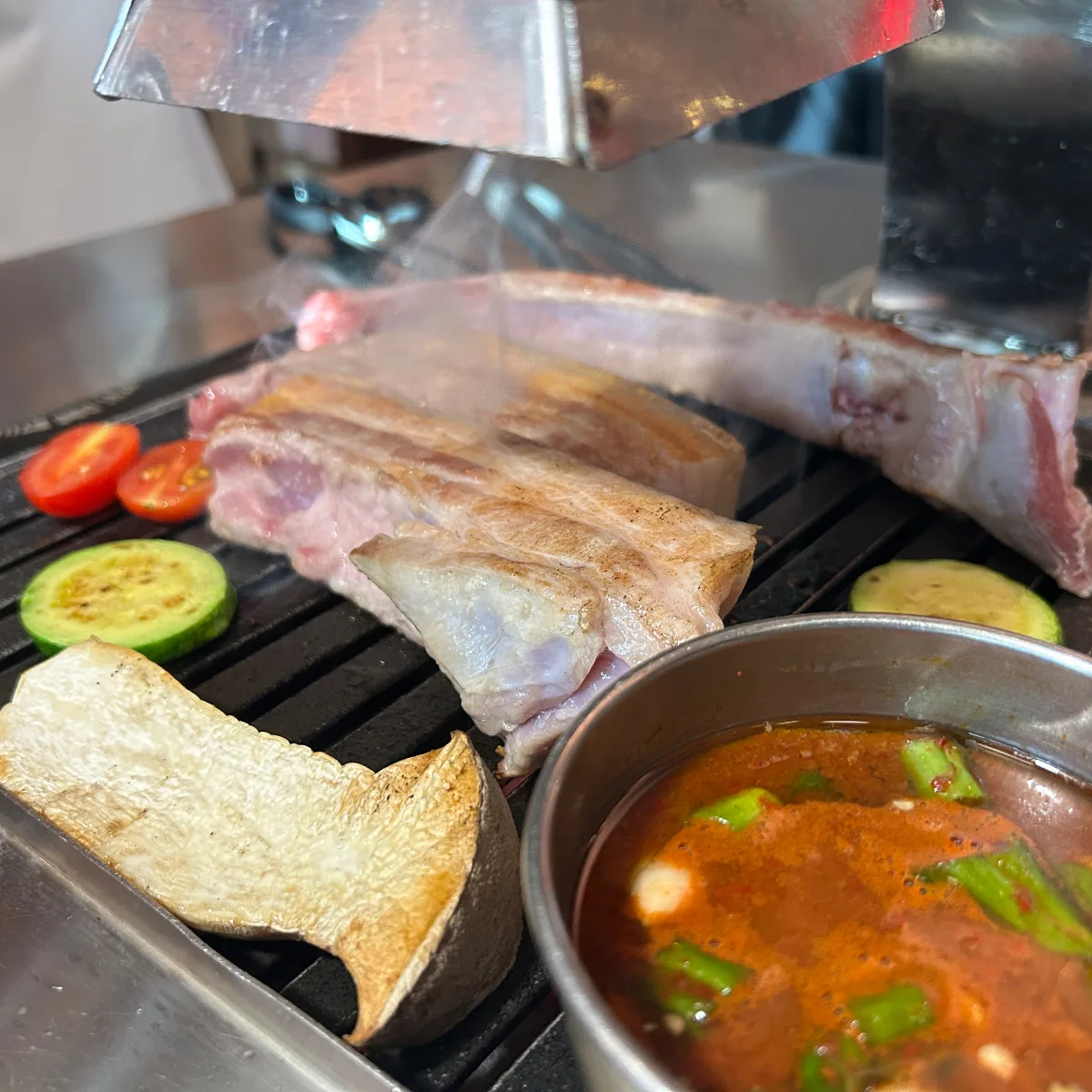 ピョルドンビョル 中文本店 — 鉄板で焼く厚切りの豚肉