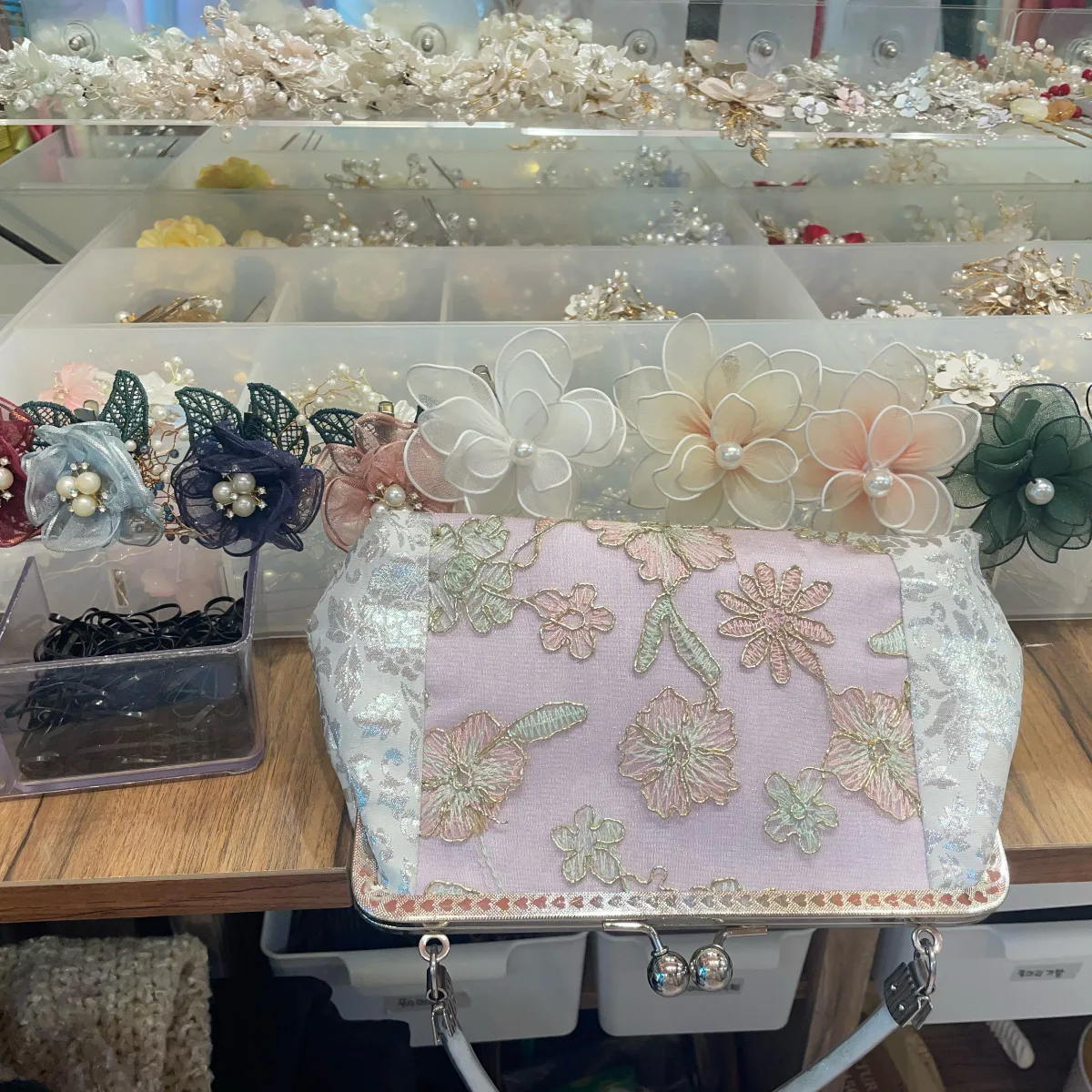 ビョルグント韓服 安国店 — 花刺繍のバッグと花の髪飾り