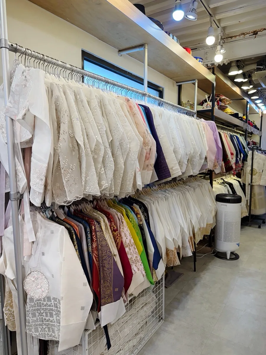 ビョルグント韓服 安国店 — 刺繍入りの韓服が並ぶ店内