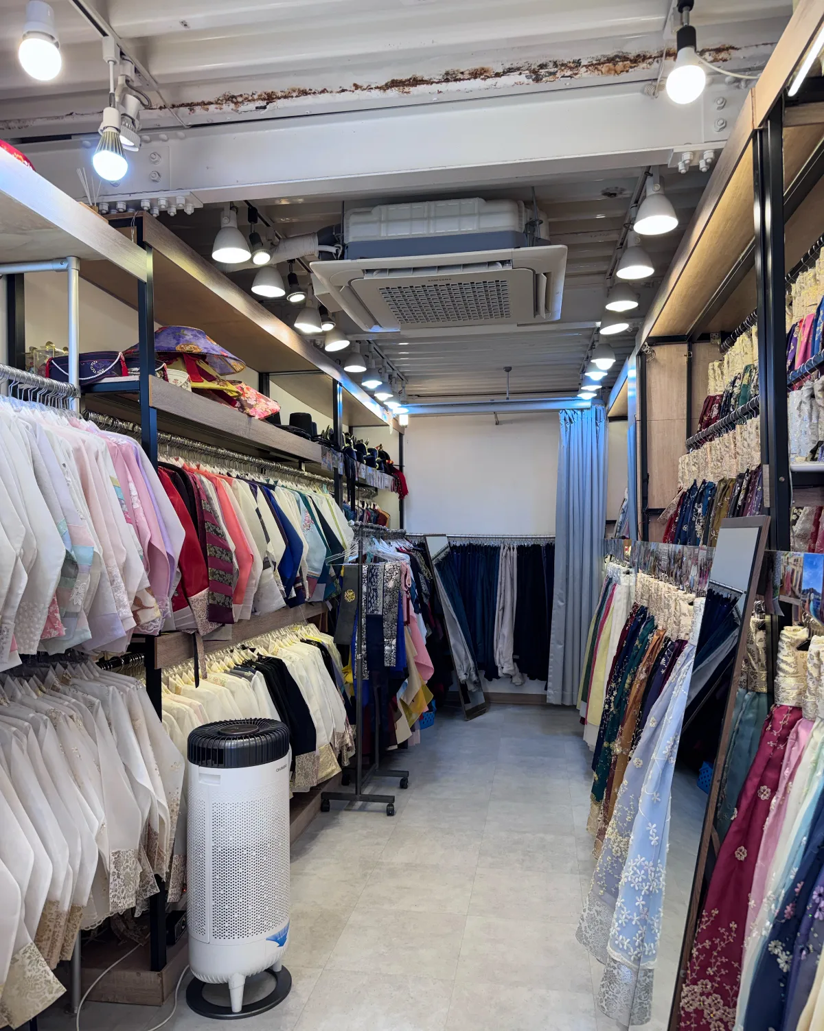 ビョルグント韓服 安国店 — 韓服が両側に並ぶ細長い店内