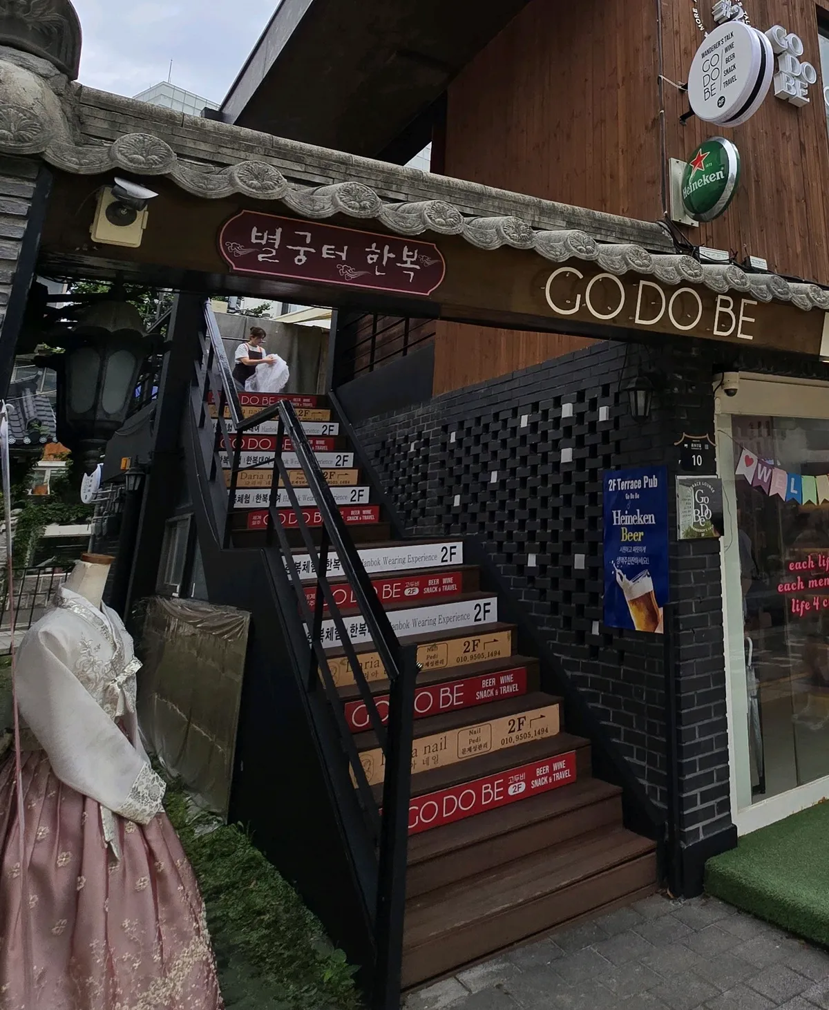 2階の店へ上がる階段と入口のマネキン