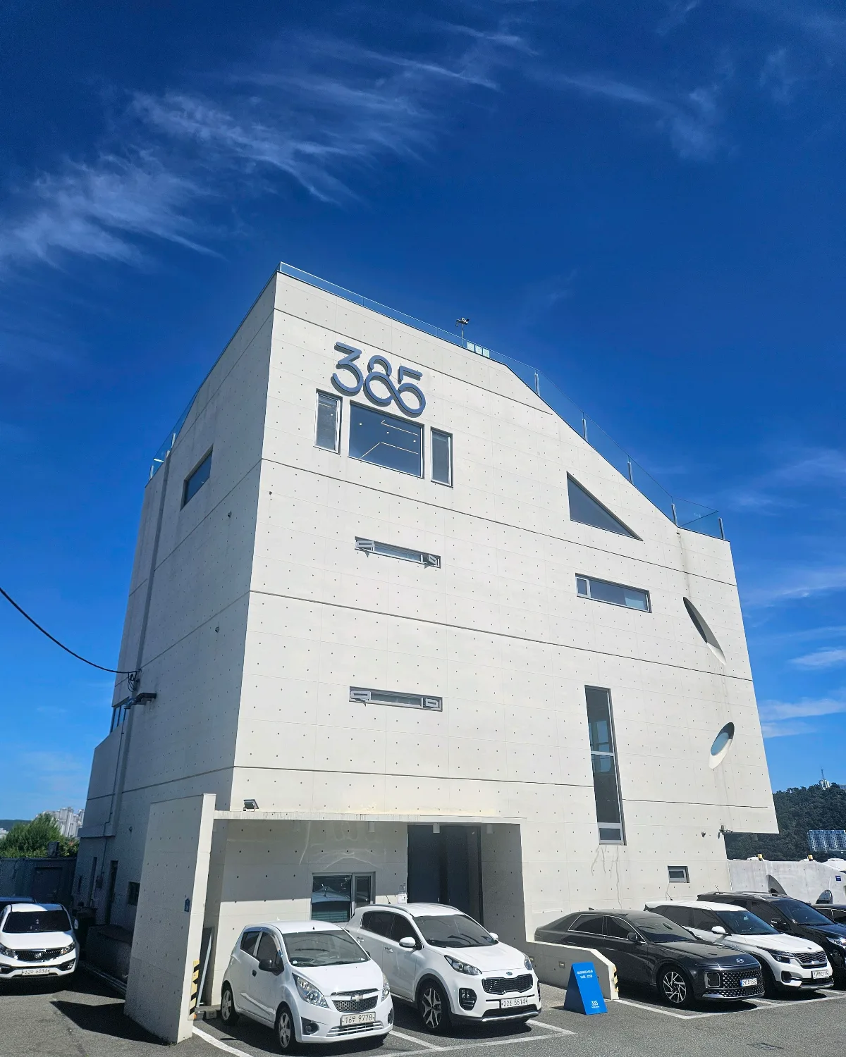 カフェ385 — 385の看板がある白い建物