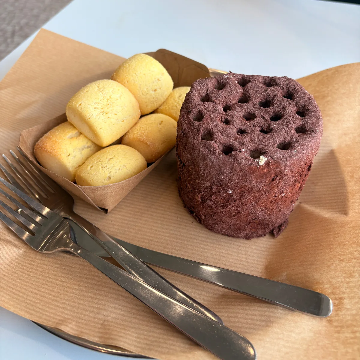練炭形のパンと小さな黄色いパン