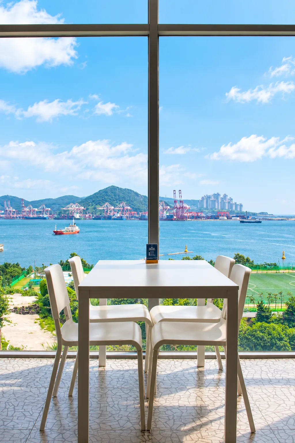 カフェ385 — 青い海と港に面した窓辺の席