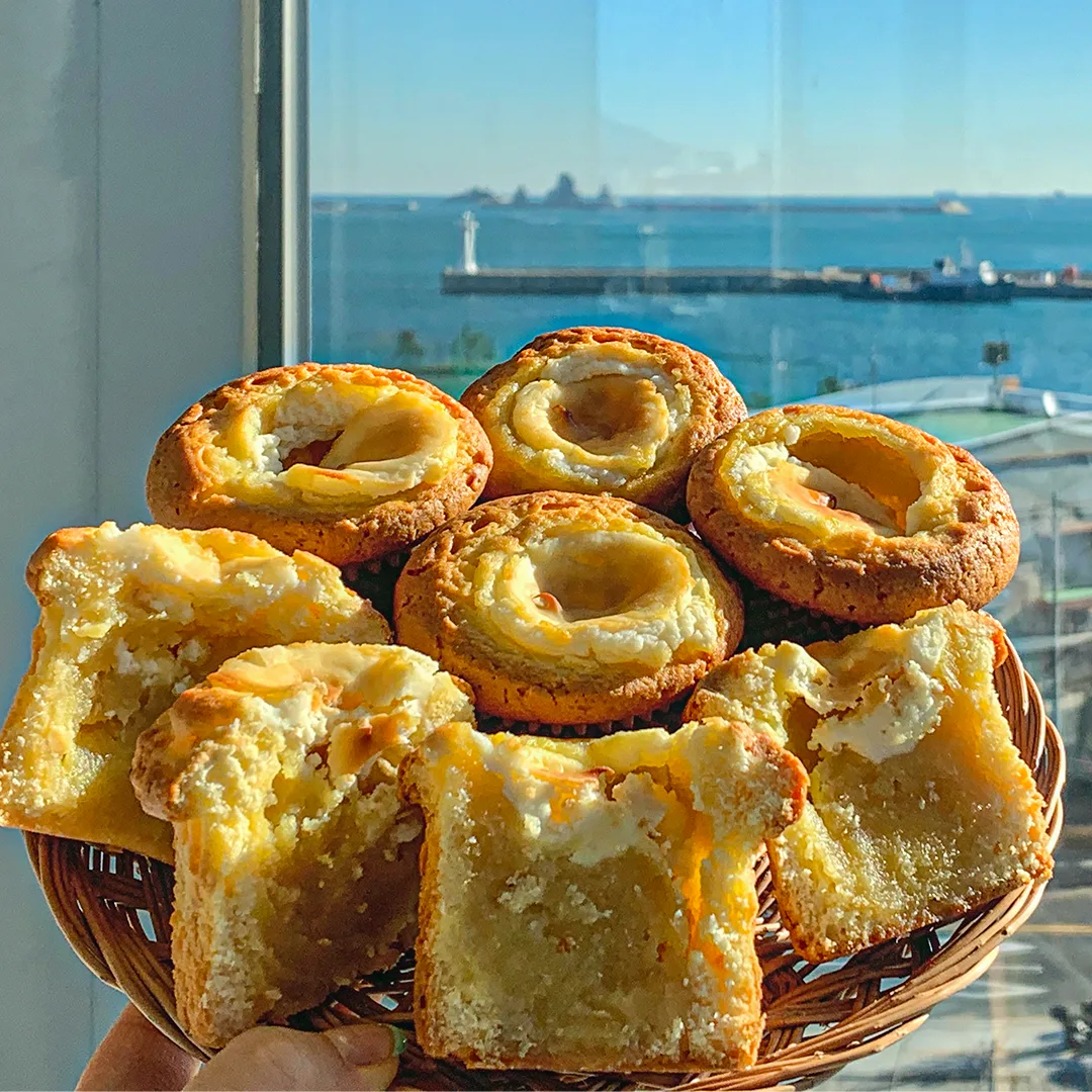 海を背景に並ぶ丸いパンと断面