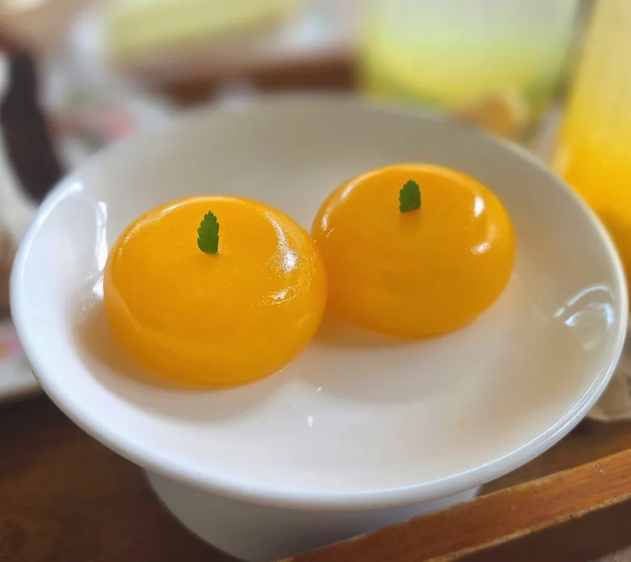 小さな葉を飾ったみかん形のおやつ