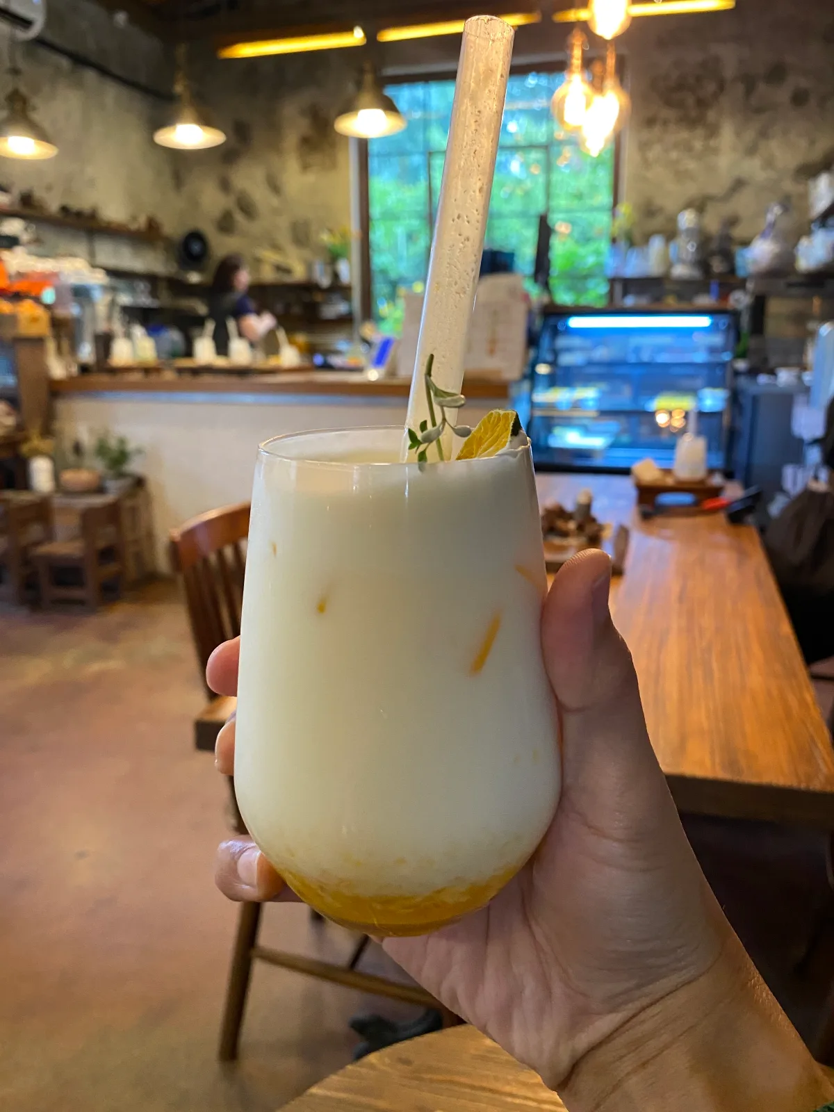 柑橘の果肉が沈むミルクドリンク