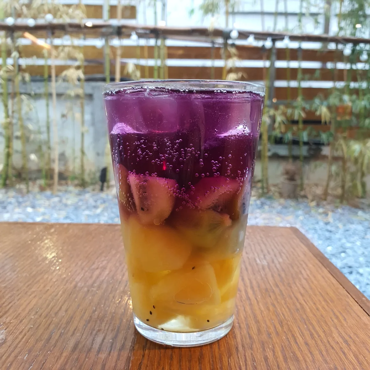 カフェ・ヒュガ — 紫と黄色が重なるエード