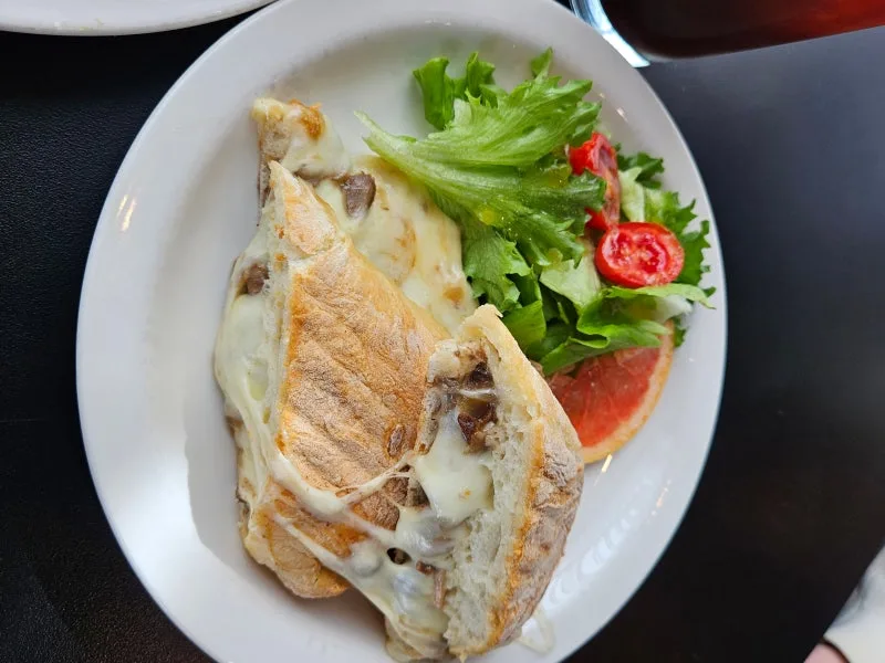 Cafe mil — きのことチーズのパニーニ