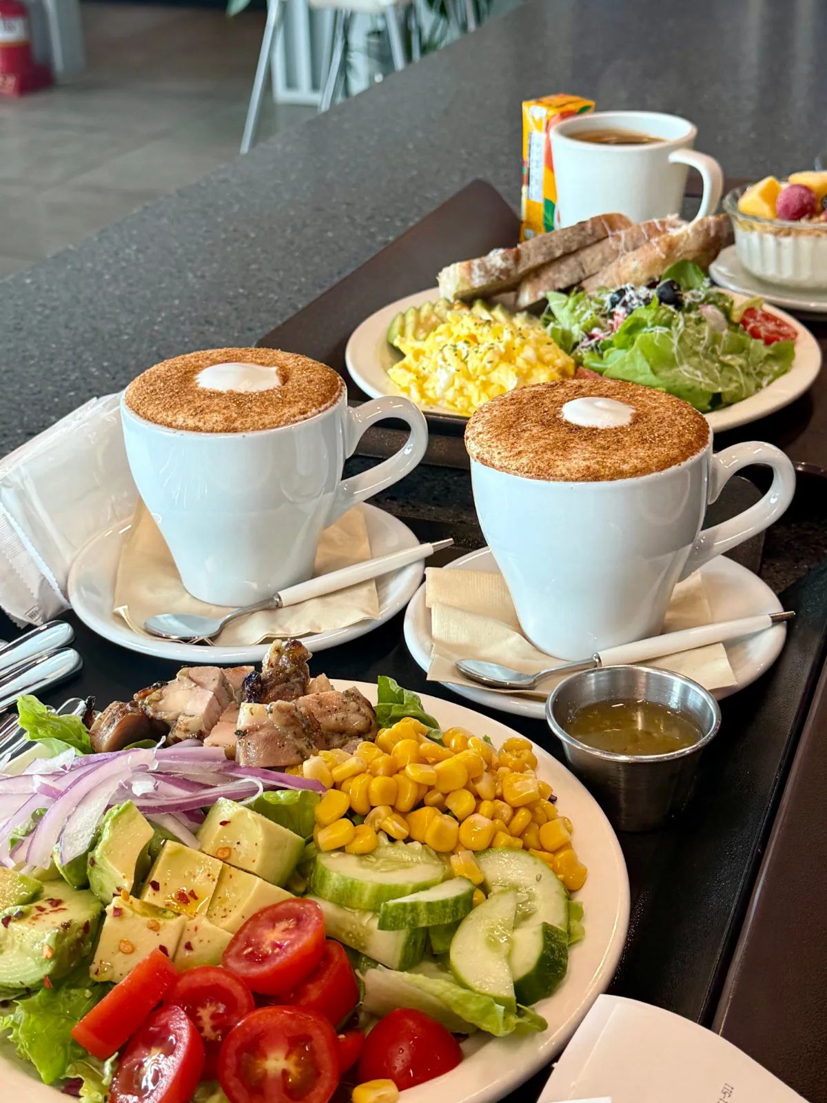 Cafe mil — カプチーノとサラダが並ぶブランチ