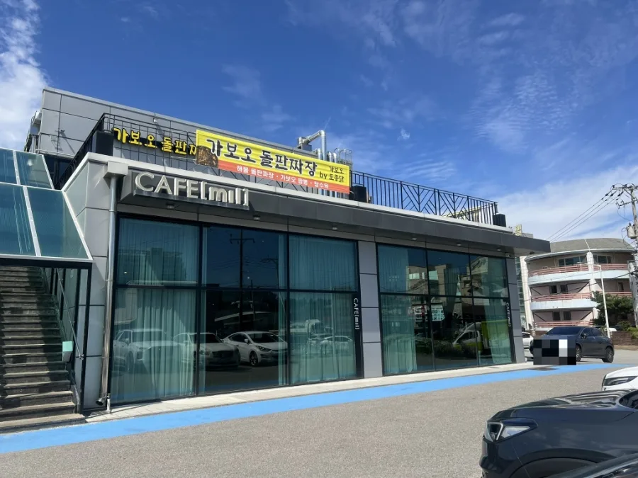 Cafe mil — Cafe milの看板とガラス張りの店先