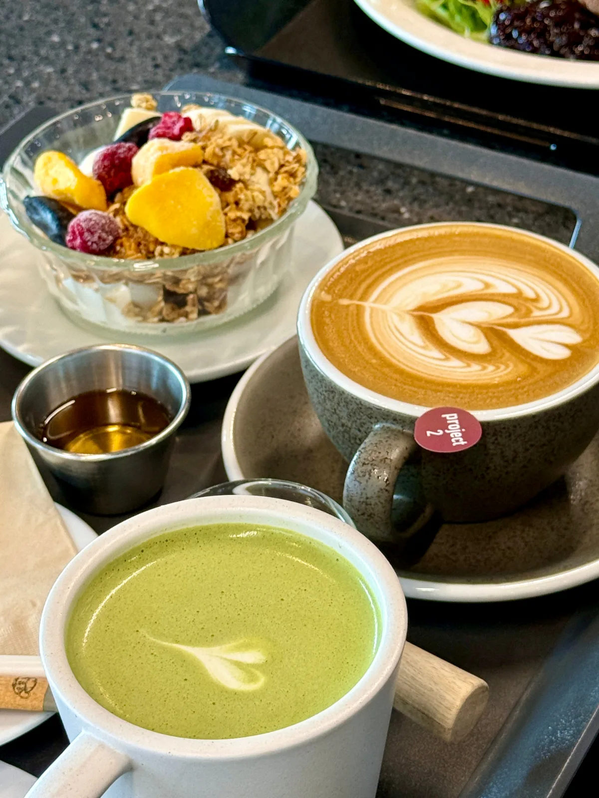 ラテアートのカフェラテと抹茶ラテ