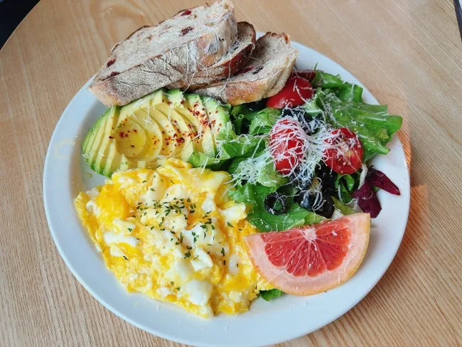 Cafe mil — スクランブルエッグとアボカド、パンのワンプレート
