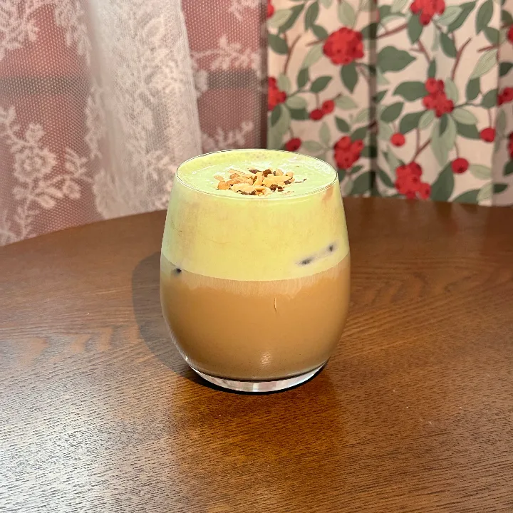 カフェ・モンジュン — クリームをのせた看板のクリームラテ